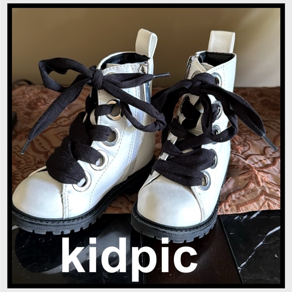 Girls kidpic White Fashionista Boots with Black Laces ~ Sz 7T